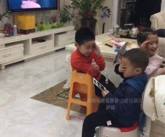 “Làm gì nếu gặp phải cảnh nhạy cảm khi đang xem TV cùng con?”, mẹ trả lời quá thông minh khiến ai cũng vội học hỏi