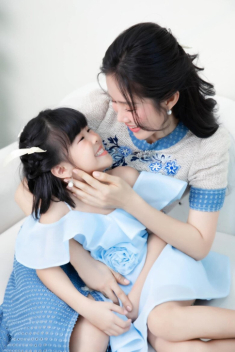 Lê Phương bỏ lỡ ngày khai giảng lẫn Trung Thu của 2 con vì “kiếm cơm”, ái nữ nói một câu khiến mẹ “nghẹn lòng”