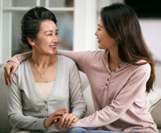 Mẹ chồng lên ở nhờ 1 tháng, lúc về con dâu thấy cảnh bà đang lén đếm tiền trong bếp