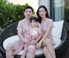 Mẹ là Hoa hậu, bố là Chủ tịch, con gái Đỗ Mỹ Linh mới 2 tuổi đã “ra dáng” tiểu thư hào môn, thông minh vượt trội