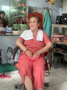 Mẹ ruột U90 của Hoài Linh đẹp sang trọng, đối xử với con trai gần 60 tuổi như còn bé bỏng