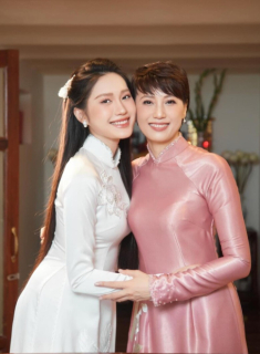 Mẹ vợ Bùi Tiến Dũng được khen “đẹp nhất thế giới”, mẹ vợ Đoàn Văn Hậu U50 nóng bỏng không kém con gái