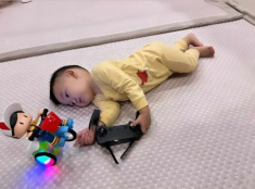 Minh Hằng đi làm để con trai ở nhà cho chồng đại gia chăm, quý tử ôm đồ chơi nằm mòn mỏi đợi mẹ về