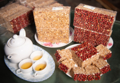 Món bánh đặc sản vùng cao nghe tên cực lạ, là biểu tượng của sự mến khách với giá rẻ bất ngờ 