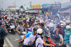 ‘Mưa bột mì’ ở lễ hội Làm Chay dù bị cấm