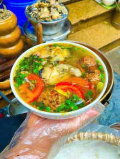 Mùa đông đi ăn bún ốc nổi tiếng ở phố Nguyễn Siêu