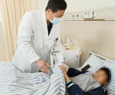 Mua thuốc bổ cho con uống để tăng chiều cao, mẹ òa khóc khi nghe bác sĩ nói