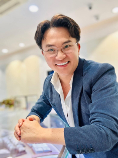 Nam MC “giàu nhất Việt Nam” được Nhật Kim Anh chuyển thẳng 800 triệu tiền từ thiện, tới Làng Nủ trao tận tay bà con