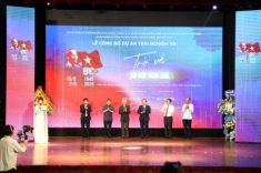 Người người xếp hàng cả ngày để được “ngược thời gian” trở về thời khắc thiêng liêng của đất nước