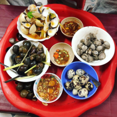 Nhộn nhịp phố ốc hồ Tây, menu toàn đặc sản giá chỉ vài chục nghìn, góc view quán nào cũng xịn sò