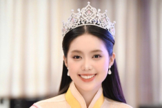 Nữ trợ giảng nhỏ tuổi nhất Trường ĐH Văn hóa Nghệ thuật Quân đội đi thi hoa hậu với chiếc mũ cối, lập kỳ tích chưa từng có