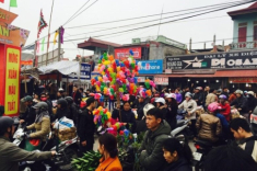 Phiên chợ họp duy nhất vào mùng 6 Tết lúc nào cũng đông nghịt người, ai đến cũng mong “mua may bán rủi”