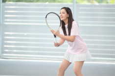 Phối đồ ra sân tennis đẹp như Mai Phương Thuý: Trung thành với chân váy ngắn - bí quyết “hack dáng” nàng nấm lùn cũng áp dụng được