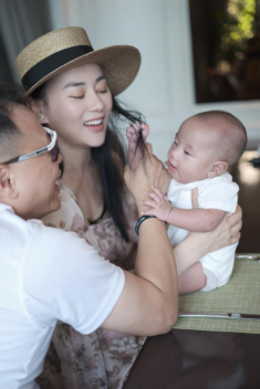 Phương Oanh mách tội con trai khiến chồng đại gia vội lên tiếng phản hồi, cái liếc mắt của quý tử “gây sốt”
