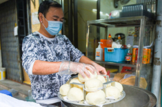 Quán bánh bao “chảnh” nhất Hà Nội: Ngày chỉ làm đúng 200 cái, khách xếp hàng dài, ai không chờ được cứ về
