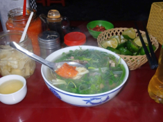 Quán phở “hiếm có khó tìm” ở Hà Nội, 4h sáng đã đông nghịt khách đứng chờ, chỉ bán trong 5 tiếng không nhanh là hết