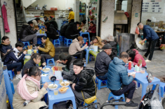 Quán phở ở Hà Nội có món tái lăn ‘bốc lửa’, khách ngồi kín trong nhà ngoài cửa