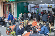 Quán phở ở Hà Nội kín thực khách, cô chủ 24 tuổi từng thái thịt tới chai tay