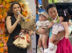 Sam đưa cặp song sinh đi dự sự kiện, ái nữ đội tóc giả giật hết “spotlight” của “soái ca” lai Hàn