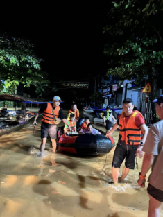 Sao Việt xông pha vào vùng lũ: Vợ chồng Hồng Đăng lội nước đến gối, Quế Vân bàng hoàng khi thấy nơi “nước lên tới đầu”