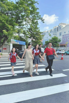 Sau nỗi đau mất quý tử, Đoàn Di Băng lộ diện đưa 3 con gái đi học, sức yếu nhưng cố thực hiện lời hứa