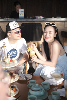 Shark Bình ngắm vợ bằng ánh mắt si mê như truyện ngôn tình, Phương Oanh bật cười trước màn thả tim tình cảm của chồng