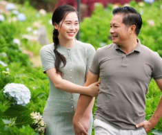 Shark Hưng mùi mẫn ôm eo Á hậu xinh đẹp kém 16 tuổi, bị “tố” là ông chồng hay “soi, cằn nhằn” vợ