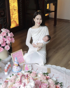 Sinh con thứ 2 với chồng Tiến sĩ, nữ MC nổi tiếng VTV làm mâm cúng đầy tháng cho con ở nhà 9 tầng đẹp mê