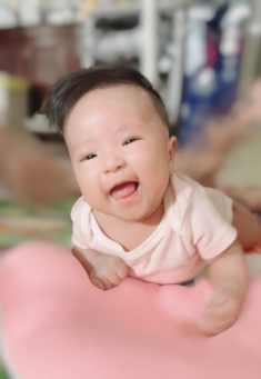Thanh Trúc cắt tóc ái nữ như con trai khiến dân tình truy lùng danh tính bố đứa bé, vài tháng tuổi biết “cười đểu”