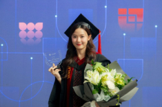 Thiếu gia Minh Đạt ôm hoa chúc mừng Midu nhận bằng thạc sĩ loại giỏi, nhìn vợ mới cưới bằng ánh mắt si mê