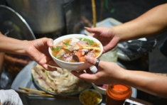 Thưởng thức đặc sản phở đêm Hà Nội ở 5 địa chỉ nổi tiếng, có quán ban ngày khách thèm mấy cũng không bán