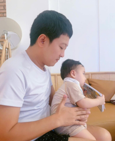 Trường Giang chăm con trai cực khéo, quý tử lộ mặt liền được nhận xét “đúc nguyên khuôn” từ ba danh hài