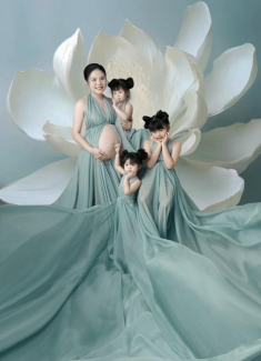 Vân Trang khoe bụng bầu lần 3 lùm lùm, con gái thứ 2 khẳng định “mẹ ăn nhiều” nên bụng to