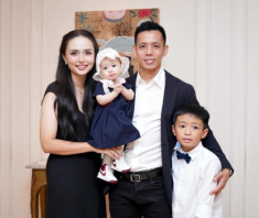 Vợ cầu thủ Việt là con gái Chủ tịch, mẹ 2 con đẹp lấn lướt em gái kém 6 tuổi, diện toàn túi hiệu trăm triệu nhìn phát mê 
