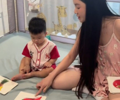 Vợ đại gia của Quang Hải “bắn liên thanh” dạy con hút hơn 6 triệu lượt xem, mẹ bỉm tràn vào bình luận thắc mắc