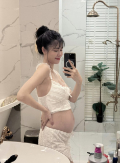 Vợ đẹp của “anh tài” mua nhà triệu đô ở châu Âu mang thai lần 3, bầu 5 tháng tăng 4kg, dáng vẫn mi nhon