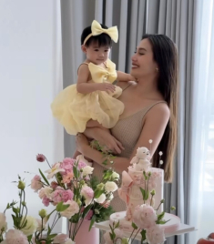 Võ Hoàng Yến làm tiệc thôi nôi cho con gái quốc tịch Mỹ không thiếu thứ gì, mâm cúng tone hồng tuyệt đẹp