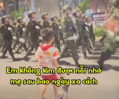 Xúc động khoảnh khắc em bé Hà Nội chạy theo mẹ đang hợp luyện diễu binh A80, người thân nói: “8 tháng rồi con chưa được gặp mẹ”