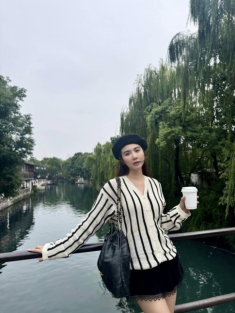 10 set đồ đen trắng mà vẫn “hack tuổi” của “con gái” nữ hoàng ảnh lịch, chả trách U40 vẫn ngày càng nhuận sắc