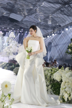 3 váy cưới cúp ngực giúp Đỗ Thị Hà tôn nét tinh khôi