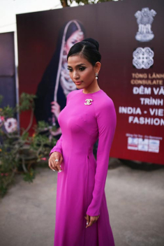 Á hậu Trương Thị May “mặc lại” áo dài từng thi Miss Universe 2013