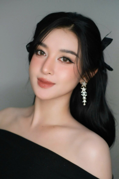 Á hậu Việt lọt đề cử 100 gương mặt đẹp nhất thế giới: Nhân trắc học hoàn hảo, style dát toàn đồ hiệu sang chảnh hết nấc