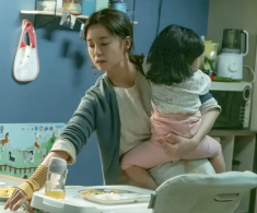 Anh trai chồng ly hôn nhờ tôi chăm con hộ, 10 năm sau mẹ chồng tiết lộ một bí mật động trời