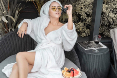 Bản sao của ca sĩ Minh Tuyết thả dáng bên hồ bơi