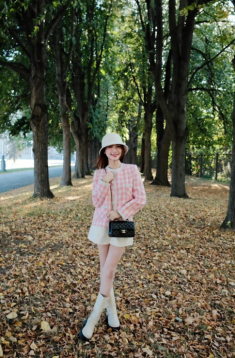 Bạn thân cầu thủ Văn Toàn diện mẫu váy ngắn cũn, gây sốt vì body quá nuột nà