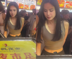 Bắt gặp nàng “Tiểu Long Nữ” U60 đi dạo chợ đêm, diện mạo như em gái 18 tuổi khiến cư dân mạng ngỡ ngàng