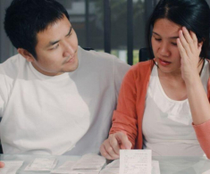 Biết con trai đưa vợ 10 triệu/tháng, mẹ chồng cho xấp tiền rồi nói một câu làm tôi run sợ