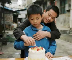 Bố dượng làm thợ xây 25 năm nuôi tôi học Tiến sĩ, thầy giáo sững sờ khi thấy ông tại lễ tốt nghiệp