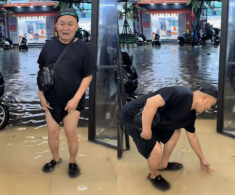 Cận cảnh nhà của NSƯT Xuân Hinh nằm giữa Thủ đô ngập nước như sông, “vua hài đất Bắc” không biết ngủ ở đâu