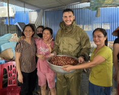 Chàng rể Tây nịnh mẹ vợ cực khéo, không ngại dầm mình trong nước lũ cùng vợ đi cứu trợ